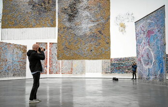Los grandes tapices y las «nubes de polvo» han llenado el museo de Sudáfrica.