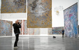 Los grandes tapices y las «nubes de polvo» han llenado el museo de Sudáfrica.