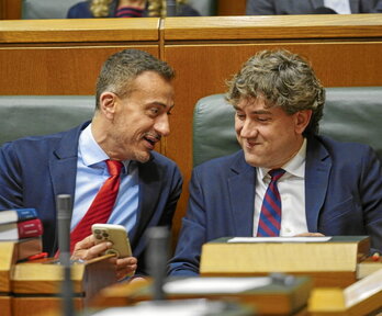 Ekain Rico y Eneko Andueza (PSE) bromean en el Parlamento de Gasteiz.