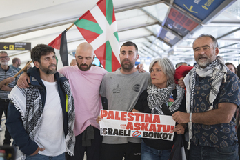 Cinco de los activistas, este lunes a la tarde en Loiu.