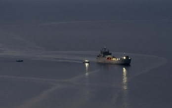 Guardacostas griegos trasladan a activistas de la Flotilla Global Summud atacados por Israel.