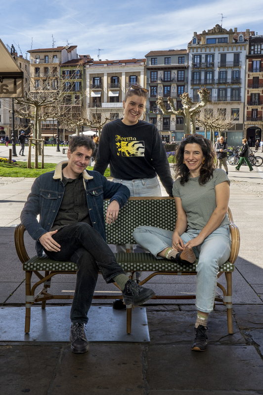 Ezkerretik eskuinera, Oier Zuñiga, Idoia Tapia eta Maialen Diaz aktoreak