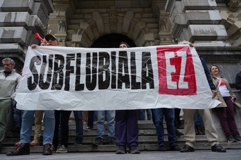 Protesta ante el acceso al palacio de la Diputación de Bizkaia.