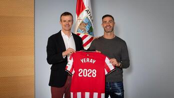 Yeray Álvarez y el presidente Jon Uriarte posan después de estampar la firma de renovación del central.