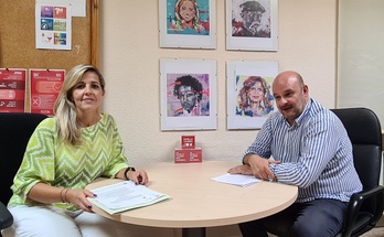 María Sanz de Galdeano, secretaria general del PSN de Lizarra y Fran Moleón, portavoz en el Ayuntamiento en una foto de archivo.