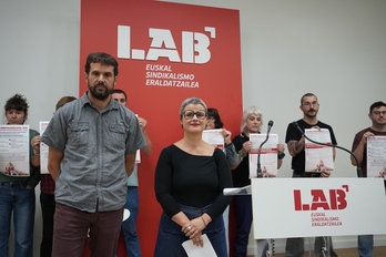 El coordinador general de LAB Igor Arroyo y la responsable de la Secretaría Antiracista Txefi Roco junto a otros miembros del sindicato.