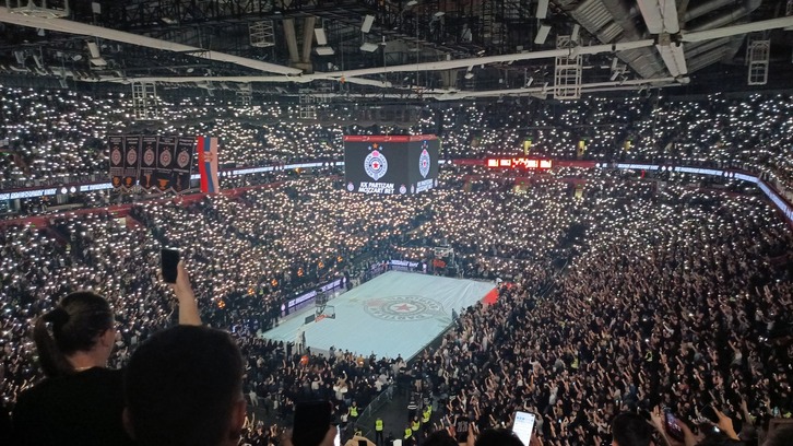 Homenaje al exentrenador Dusko Vujosevic en la previa del Partizan-Zalgiris, en el Belgrado Arena.