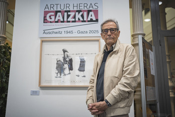Artus Heras, en la entrada de la exposición.