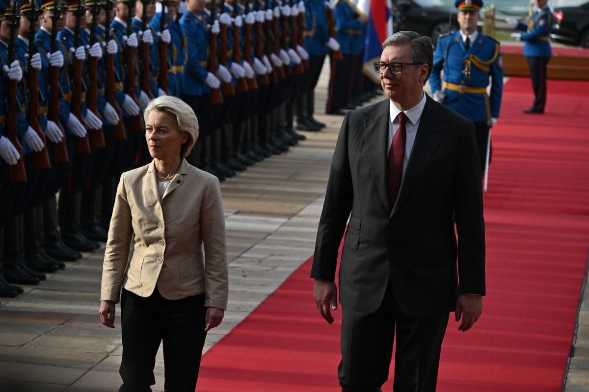 El presidente de Serbia, Aleksandar Vucic, junto a la presidenta de la Comisión Europea, Ursula von der Leyen. (PRESIDENCIA DE SERBIA)