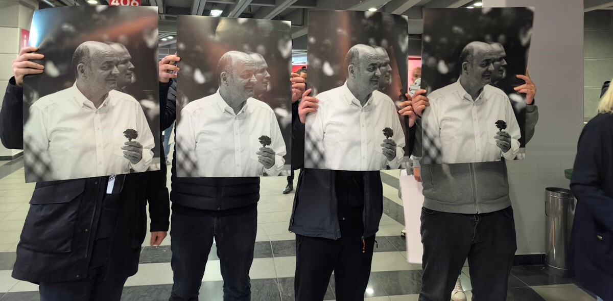 Fotografías en recuerdo al exentrenador Dusko Vujosevic. (Roberto MARTÍN)