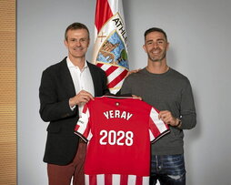 Yeray Álvarez y el presidente Jon Uriarte posan después de estampar la firma de renovación.