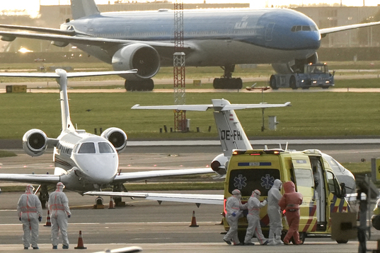 Dispositivo sanitario en el aeropuerto de Amsterdam para recibir a pasajeros evacuados del crucero este miércoles.