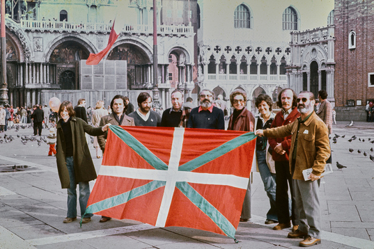 Euskal artistak 1976an Venezian, tartean Artze anaiak eta Mikel Laboa