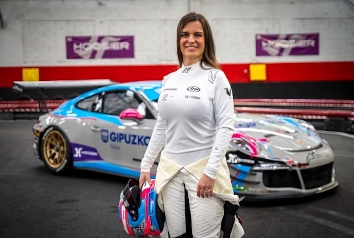 Ángela Vilariño, en primer plano junto a su Porsche 911 GT3.
