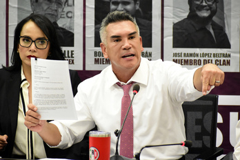El senador y presidente del PRI, Alejandro Moreno, el miércoles en una rueda de prensa en Ciudad de México para pedir que el partido Morena sea declarado «terrorista».
