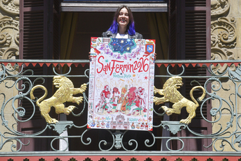 Marta Garatea posa con su obra ‘La cuadrilla’, el cartel de los sanfermines de 2026