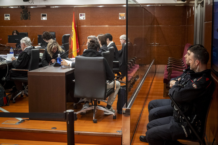El acusado, de espaldas en la sala de vistas.