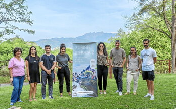 Proiektuan parte hartzen duten kide batzuk. Ezkerretik eskuinera: Karmele Gonzalez, Nerea Olaso, Joannis Luberriaga, Irati Muxika, Jurdana Martin, Mikel Iglesia, Ainara Aranburu eta Julen Urtizberea.