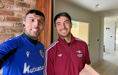 Toheed Ghulam Kouser gazte realzalea eta Martin Zubimendi Realeko jokalari ohia, orain Arsenalekoa, ezusteko topaketan.