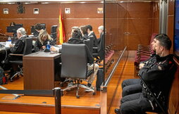 El acusado, en el medio de espaldas, en la sala de vistas.