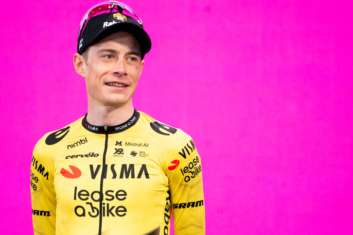 El rosa que espera vestir rodea a Jonas Vingegaard durante la presentación de equipos del Giro.