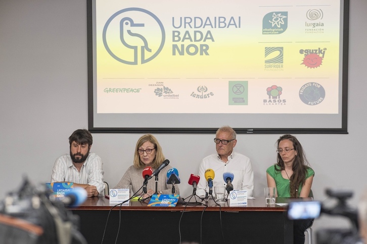 Presentación de ‘Urdaibai bada nor’, una vez presentada la Iniciativa Legislativa Popular en el Parlamento de Gasteiz.
