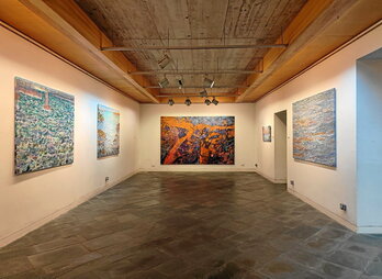 Vista general de la exposición «El hilo oculto», del pintor irundarra Mariano Arsuaga, que se puede visitar en el tolosarra Aranburu Jauregia hasta el 6 de junio.