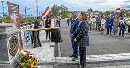 Homenaje a las víctimas del exilio en el Puente Avenida de Irun.