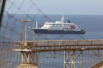 El crucero MV Hondius, cuando fondeaba en la costa caboverdiana.