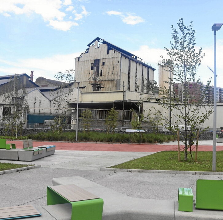 Parque público junto a la vetusta planta de Sader, en Zorrotza.