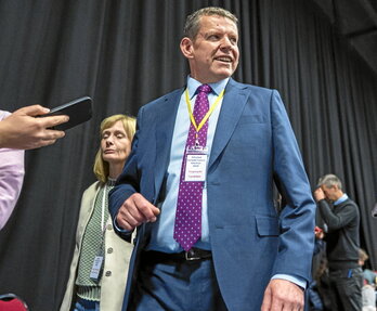 El líder de Plaid Cymru, Rhun ap Iorwerth, llega a un centro de recuento de votos.