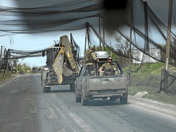 Tropas ucranianas, bajo mallas antidrones.