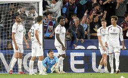 Osasuna acaba de encajar el 3-2. La imagen refleja fielmente la montaña rusa con final cruel que vivió la escuadra navarra.