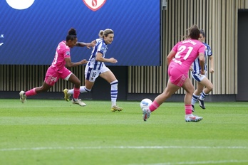Lavogez conduce el balón perseguida por Jujuba en el partido de Liga F entre Real y Granada.