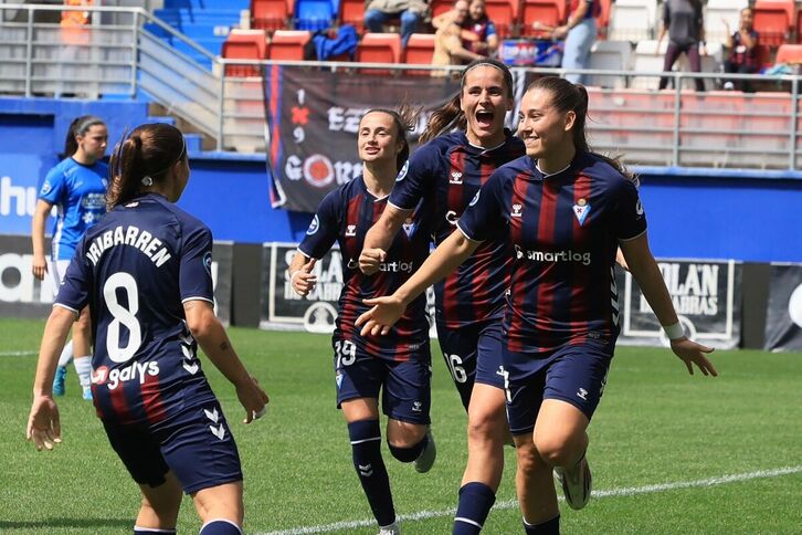 Las armeras celebra el gol de Laura Camino, que adelantaba al equipo en la primera parte.