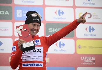 Paula Blasi con el trofeo de la Vuelta.