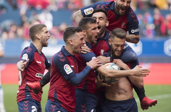 Rodeado de muchos de sus excompañeros rojillos, Roberto Torres celebra uno de los numerosos goles que anotó con Osasuna.