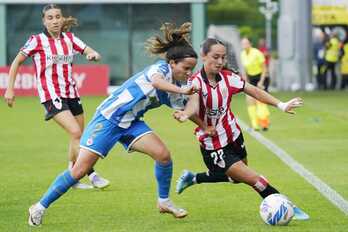 Samara intenta evitar el avance de Agote en el partido de Liga F entre Athletic y Deportivo.