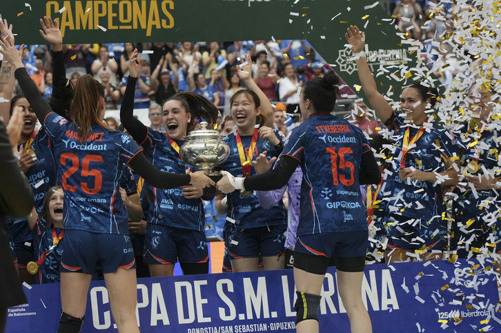 Celebración final del equipo tras recibir la Copa.