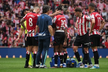 Sancet tiene un gesto de cariño hacia Nico Williams, que se ha retirado lesionado superada la primera media hora.