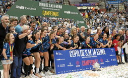 La plantilla de Bera Bera celebra el título logrado ayer en Illunbe.