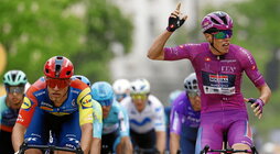 Jonathan Milan cedió en los últimos metros ante Paul Magnier, que se va de Bulgaria con dos triunfos.