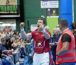 Iñaki Artola, partida amaieran garaipena jendearekin sutsuki ospatzen.