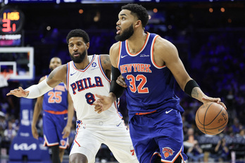 Karl-Anthony Towns supera a Paul George camino a la canasta.