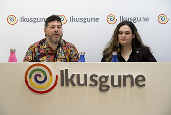 Amets Martinez de Heredita eta Klaudia Ugarte, txostenaren aurkezpenean.