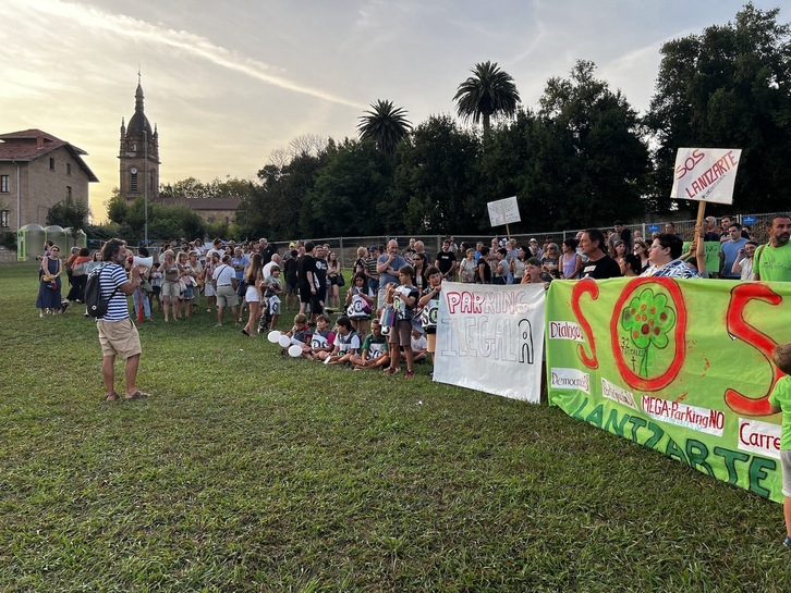 Protesta pacífica realizada en la campa donde se quiere construir el parking.
