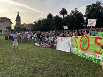 Protesta pacífica realizada en la campa donde se quiere construir el parking.