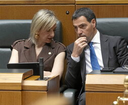 La consejera de Gobernanza, María Ubarretxena, y el lehendakari, Imanol Pradales.