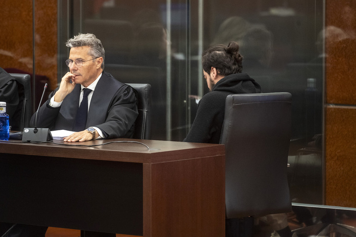 El acusado de matar a Maialen Mazon, de espaldas en la sala de vistas de Gasteiz.