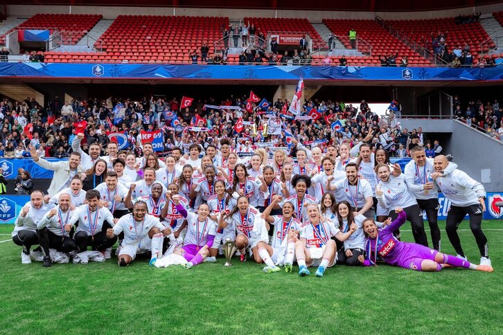 El OL Lyonnes celebra su 11ª Copa tras derrotar al PSG en la final.